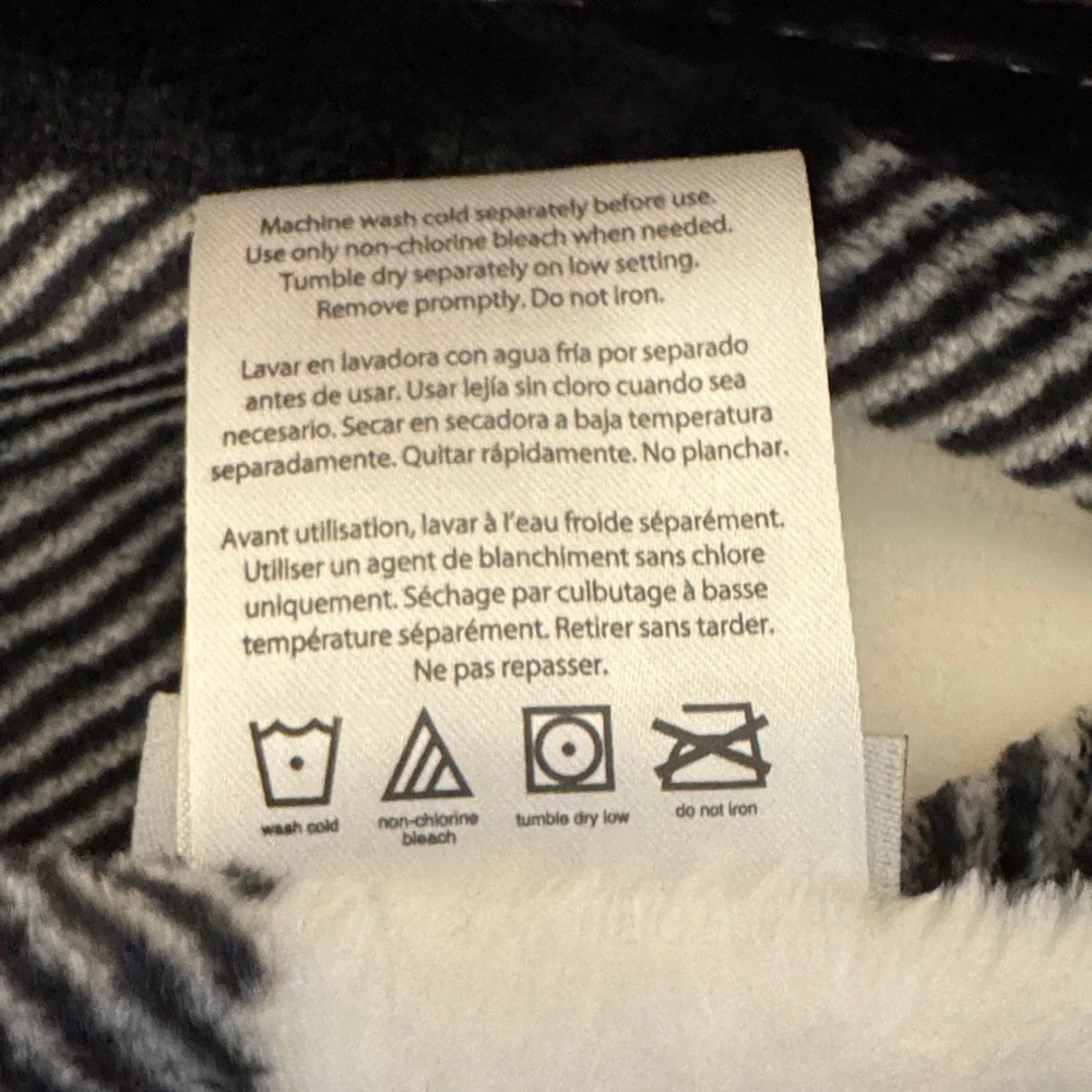 🖤 Rae Dunn “COZY” Black & White Buffalo Check Throw Blanket - Picture 3 of 4